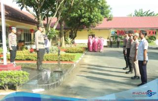 Kapolres Binjai Berikan Bingkisan Hari Bhayangkara Ke 79 Kepada Personil    